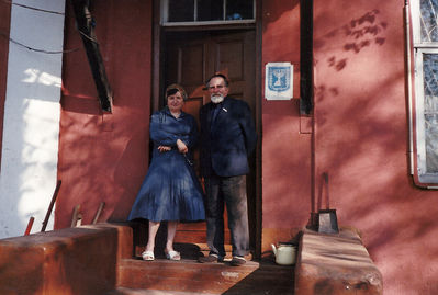 Gabbay Jakov Levin with wife in front of the Tallinn synagogue.  May 1990.
Keywords: [Religion]