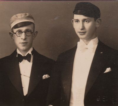 Hasmonei
Willi Usvanski (left) and "fuks" Mosche Neimark (from Riga)
Keywords: [N] [U]