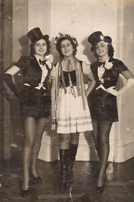 3 грации (3 graces)
Left to right: Mia Kolomoitsev, Tsilla Beltschikov, Lidia Ivanovski
Keywords: [I] [B]