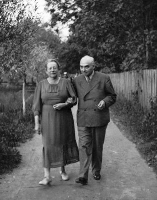 Herman (Salman Hirsch) Klas-Glass (1874-1941 [img]http://muuseum.jewish.ee/md.gif[/img]) and Stanislava Klas-Glass (Fruchtmann) (1877-1941  [img]http://muuseum.jewish.ee/md.gif[/img]) 
