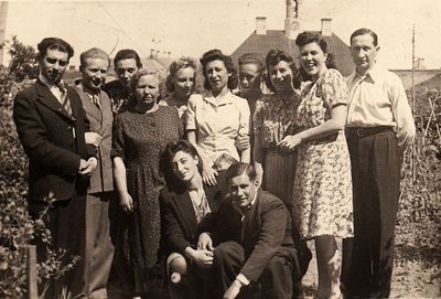Fainmann, Teitelbaum families
Left to right: Vigdor Teitelbaum, David Fainmann, ?, Ette Fainmann (Sonik), Rutt Fainmann, Scheine Fainmann (Teitelbaum), Abram Fainmann, Dora Fainmann, Hanni Aronovitsch (Eidelkind), Aleksander Valdas. 
At bottom: Mali Gordon, Josef Fainmann
