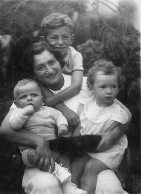 Dr Manja (Mascha) Danzig (Hilevitsch) with children.
Left to right: Son of Fenja Drujan, Mascha Hilevitsch, ?, Ira (?)
