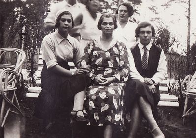 Pakkin
Left to right: Reizl (Totsi) Goldberg (Pakkin), Mina Pakkin (Tevelevitsch), ?, ?
