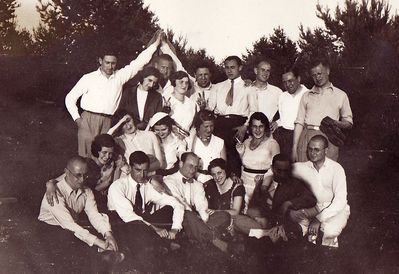 ?
Left to right.
Top: ?, ?, ?, ?, ?, ?, Josif Pakkin, ?, ?
Middle: ?, ?, ?, ?, Hanna (Ljala) Pakkin (Delsky), ?
Bottom: ?, Schmuel Saltzman?, Isak Fürst?, Rosa Fürst (Prensky)?, ?, ?
