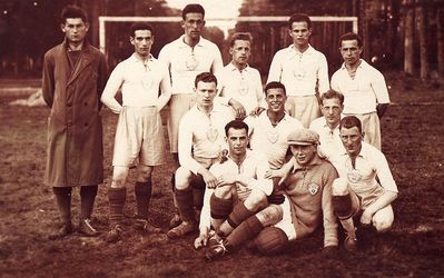 Maccabi
Left to right.
Standing: ?, Israel Itzoch, ?, ?, Eduard Klas, ?
Sitting: ?, Josif Pakkin, ?, ?, ?, Leo Markovitsch
