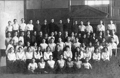 Tartu Maccabee team - 1922 (?)
Left to right.
First row (on the floor): Jakov Selmanovitsch, Izhak Furmanski, Shlomo Kaplan, Hirsch Goldov, Leo Tatarker, Meyerovitsch, Reuven Murschak
Second row: Zenzipper, Tasja Amitan, Gilinov, Meilach, Pesse Kruskal, Gymnastics teacher Engelbrecht, Prisant (Lurje), Lena Amitan, Berta Lurje, Goldov, Boruhov
Third row: Slatkin, Epstein, ?, Sonja Furmanski, Mosche Rubin, Avraham Kropman, Boris Kropman, Slatkin, Prisant, Ronja Gelb, Ester Pasternak, Rebekka Gor, Kruskal, behind: Berta Volf, Goldov, Murschak
Fourth row: Sorkin, Hirschovitsch, Jakov Flaks, Slatkin, Shaul Hasin, Jakov Dobruschkes, Ella Selmanovitsch, Koke Lurje, Jerachmiel Schadzunski, Herman Dobruschkes, Lea Vilenski, Ljeva Dobruschkes, Hode Kruskal, Tamara Sorkin, Riva Vigodski, Reuven Selmanovitsch, Sonja Selmanovitsch, Rebecca Zimbler, Jakov Morein, Josef Goldberg
Fifth row: Kats, Movscha Leisermann, Jeirus, Eliahu Selmanovitsch, Idel Jakobson, ?, Ratenberg, Schike Gor, Mosche Selmanovitsch, ?, ?, Smolenski, Kaplan, Abram Levitin 
