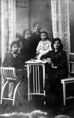Gor family (Tartu) - 1919/20
Left to right. On top - Dora (Dvora) Gor (?). Small children: Riva and Rafael. Sitting at left Bluma Selde Gor. 

