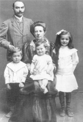 Dr Hermann Klas-Glass perega ~ 1907. Haapsalu.
Left to right: Hermann Klas-Glass, Stanislava Klas-Glass (Fruchtman).
The childtren: Eduard, Fred, Sofia (Sosja) 
"Dirigent Eri Klasi isapoolne vanaisa Herman Klas–Glass ja vanaema Stanislawa koos laste Fredi, Sosja, ja isa Eduardiga (süles) Haapsalus XX sajandi esimesel kümnendil" Harju muuseum.
