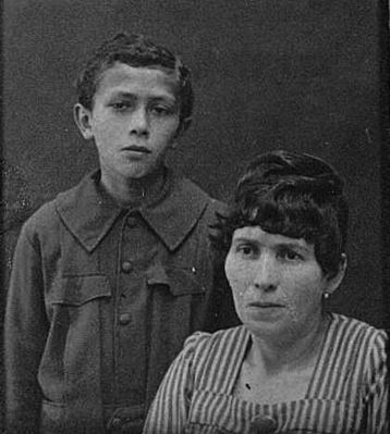 Kljatschko (?) Rosa (1877-?) with son
