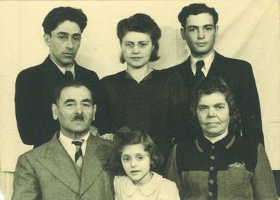 Nechamtschin and Rybka families.
Left to right. Standing: Jeschua Nechamtschin, Sara Nechamtscin (Rybka), Aron Rybka
Sitting: Jakob  Rybka, Ljuba Nechamtschin, Riva Rybka (Ratschik)
Keywords: [R]
