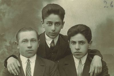 Nechamtschin brothers.
Left to right: ?, Jeshua Nechamtschin, Schloime Nechamtschin

