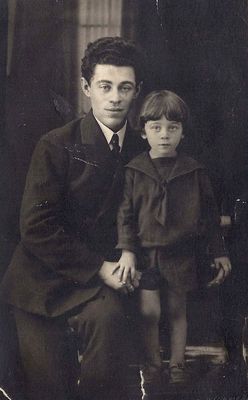Abram-Leib Kuritski (1902-1976) with son Ruven (1922-1991)
Narva, around 1925
