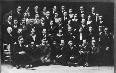 Akademischer Verein Tartu - 1929
Left to right.
Bottom row:
II from bottom: Mark Kolovski, Naftali (Kolja) Gens, ?, ?, Anja Bakscht (Dickman), Nosson Gens?,
II row from the top, second - Pesse Kruskal
III row from top: Boris Bakscht, ?, ?, ?, ?, ?, ?, ?, Mischa Kaplan 

