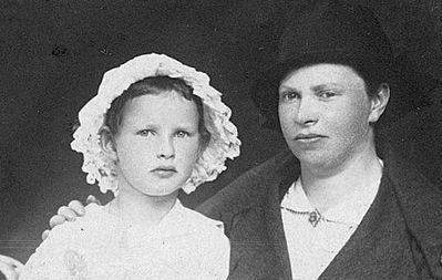 Lerenmann Sara (1888-?) with Paula, later Teitelbaum
