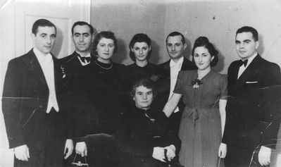 Schein family
Left to right.
Efraim Schein, Herzl Schein, Nani Schein, Etti Majofes (Schein), Sascha Schein, Ljuba Schein (Citron), Menasche Schein
Sitting: Rosa Schein (Kantor) 
