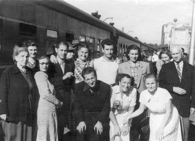 Majofes, Smolenski, Koslovski, Eidus etc in Balti jaam after Sima Majofes visit to Tallinn ~ 1957
Left to right: Gitta Heiman, Etti Majofes (Schein), Fanny Smolenski, Jascha Koslovski, Sima Majofes, Boris Smolenski, Lea Eidus, Riva Zivjan, Herman Zivjan
Bottom: Teffi Majofes, Sonja Furmanski, Sonja Feinmann 
Keywords: [S] [K] [E]