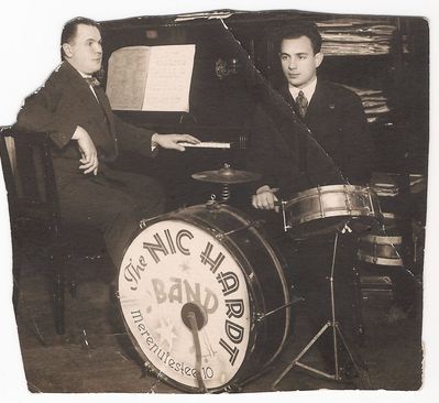 Markus Dubrovkin [img]http://muuseum.jewish.ee/md.gif[/img] in a band.
Piano player not known
Keywords: [unknown]