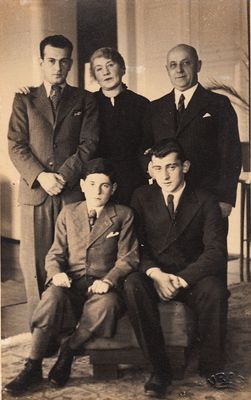 Ginizisky family on the eve of Sascha's departure to Palestine. 1.12.1935. Tartu
Left to right.
Standing: Aleksander (Sasha) Gini (Ginizisky), Genja (Dveira) Ginizisky (Usvansky), Leib Ginizisky
Sitting: Simon (Senja) Ginizisky, Michail Ginizisky 

