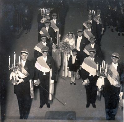 1935. Abram Kropman wedding. Tartu.
Abram and Ester Kropman (Pitel) with an escort from Hasmonea.
Keywords: [K] [weddings]