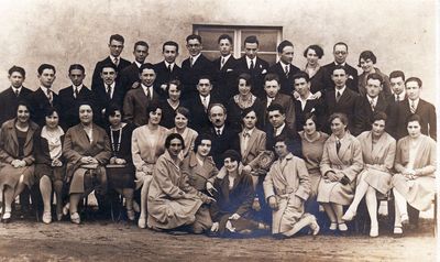 Tallinn  zionist activists with Aleksander Goldstein from Keren Ha'Yisod (May 1929)
Left to right.
Top row: ?, Gershanovitsch, ?, Abram Danzig, Osja Itzoch, Lenya Aisenstadt, ?, Anna Klas (Gurevitsch), Eliahu Kirschbaum, Miriam Usvanski (Gabovitsch)
II from top: ?, Pesach Pats, ?, ?, ?, Anya Girson (Rybak), Leo Epstein, Anna Hoff, Wolf Geruchmanov, Vitya Klompus, Misha Gutman, Temin, Nosson Eidus, ?
Sitting: Anna Migdal, ?, Rosa Klompus, Totti Pakkin, Emma Friedman (Jakobson), Mery Scher, A. Goldstein, ?, Avram Neuschloss, Fanny Glickman (Jakobson), Dora Haitov, Dora Kabalkin, ?
Bottom: Yamima Rom (Gurevitsch), Dina Neuschloss, Bluma Rubanovitsch (Gabovitsch), Zenja Epstein 
