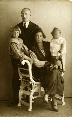Milly (Michla) Samuel (Krakusen) (1884-1941 [img]http://muuseum.jewish.ee/md.gif[/img])
Abram and Milly Samuel with sons Jeremia and Harry.
