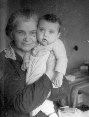 Minna Pakkin (Tevelovitsch) (1875-1956) with grandson
