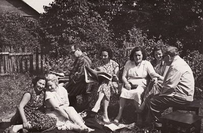 Summer vacation. ~ 1958. Võsu.
Left to righ: Raja Meiertal (Citron), Gerta Markovitsch (Habicht), Herman Meiertal, Reni Klas (Citron), Zippa Levin (Bovschover), Marina Melamed (Meiertal), Benno Markovitsch
Keywords: [M] [C] [L]