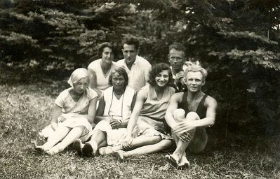 Group Tallinn Kalev sportsmen. 1930.
Left to right. In front: H. Stranberg, Erika Mägi-Toomsalu, Sara Teitelbaum, W. Tõnisson
Rare row: Sara Herzenberg (Buras), Schmuel Haitov, ? 
