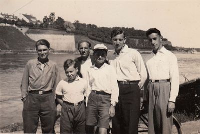 In Narva
Left to right: ?, Izhak Rosenberg, ?, ?, ?, Abram Rosenberg
