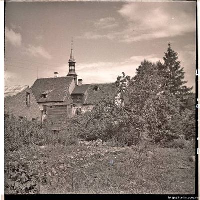 The house at Helsingi str. 12 - address of the Narva synagoge. The synagogue was behind the trees.
По центру кадра здание с разновысокой крышей - это здание, находившееся во дворе дома Хельсинги 12. Правее его за ветками деревьев, видна черепичная крыша здания нарвской Синагоги - это и есть адрес Хельсинги 12. Оба здания располагались на земельном участке № 24 по ул. Хельсинги. В крайне левой части кадра дворовые постройки земельного участка № 123, 124 по ул. Вестервалли. Фотография из фондов Таллинского городского музея.
