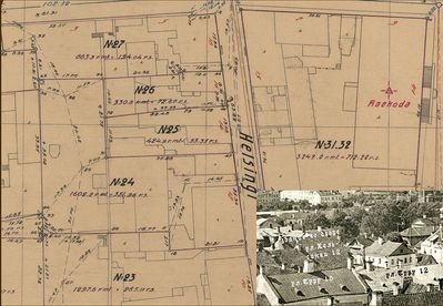 Area of the Narva synagogue (N24 on the plan)
Нарвская Синагога размещалась по адресу ул. Хельсинги 12. 
согласно нарвскому адресному справочнику 1940 года. 
 
Это земельный участок № 24 по ул. Хельсинги. 
С учётом того, что на ул. Хельсинги по чётной стороне от 
ул. Виру и до ул. Рюютли было 9 домовладений с №№ 2, 4, 6, 
8, 10, 12, 14, 16, 18, то здание синагоги находилось не 
на углу улиц Хельсинги и ул. Рюютли, а практически в се- 
редине улицы. 
Раз здание находилось на земельном участке № 24, то, воз- 
можно и весь участок мог принадлежать еврейской общине.

Участок, между прочим, был самым крупным из всех, располо- 
женных по ул. Хельсинги, за исключением участка со зданием 
ратуши, своей западной стороной тоже выходившим на ул. Хель- 
синги. На участке кроме довольно большого здания по улице 
Хельсинги, в котором располагалась синагога

