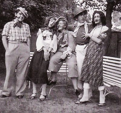 "Carnival" - September 1935.
Left to right - Sofa Sawadi (Lieberman), Osip Benenson, Renata Aisenstadt (Gutkin), Herman Gutkin, Aleksander Aisenstadt.
Keywords: [A] [G] [B]