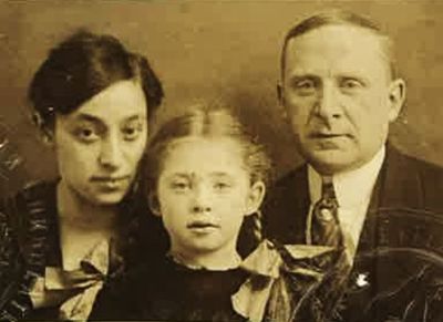 Ralph (Rafail) Lewis (Levinovitsch) family
Mildred Levinovitsch (Schachne), Edna Lewis, Ralph Lewis
