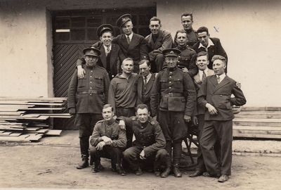 Army friends. 1930-31
Israel Itzoch marked with x
