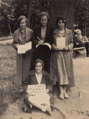 Tallinn - 1934, After Hebrew examination - 13.5.1934.
Left to right: Sara Levenschus (Schats), Resi Goldmann (Vassermann), Riva Nesher (Itzoch)
Bottom: Njusa Passov
