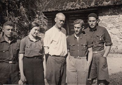 Hachshara. VIII.1936  
Left to right: Teffi Smolenski, Riva Kaplan, Owner of the farm (?), Schura Sverdlov, David Bakscht
