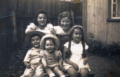 First cousins. 1939.
Left to right: Rochel Bakscht (Grinstan), Mascha Levin (Grinstan)
Children: Aba Hasin, Ita Vigodski, Lia Lurje (Saks)
