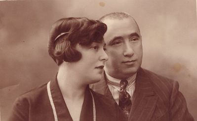 Aunt Sonja and Bilja (?)
Aunt of Zilla Schapiro
Keywords: [S]