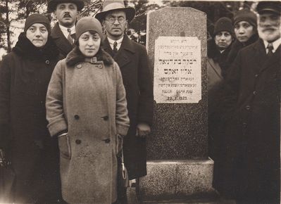 Saks family at Riva Saks (Goldberg) grave in Valga
Left to right: Sara Katz (Berman), David Saks, Zilla Slomka, Moissei Saks, Miri Slomka?, Haja Hene Ring (Saks), Judel Saks
