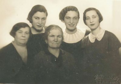 Strassman, Olschvang
Left to right: Haja Strassman, Riva Strassman (Olschvang), Pere Olschvang, Tsippe Haitin (Strassman)
Keywords: [O]