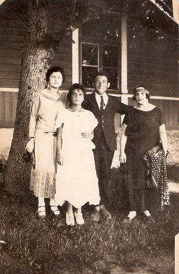 Kosotsky Tscherniy
Left to right: ?, Tamara Kosotsky (Tscherniy), Aron Tscherniy, Aron's wife
