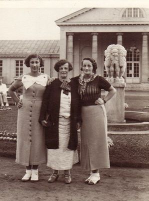 Schulklepper, Kljatschko
Left to right: Dolly  Leurs (Schulklepper), Taube (Tatjana) Schulklepper (Kljatschko), Regina (Gika) Judeikin (Kljatschko)
