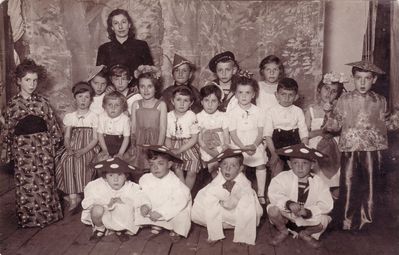Tallinn Hebrew kindergarten
Miriam Schulklepper with children

