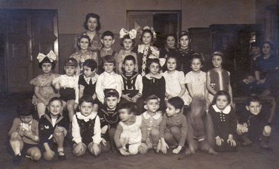 Tallinn Hebrew kindergarten
Miriam Schampal (Schulklepper) with children
