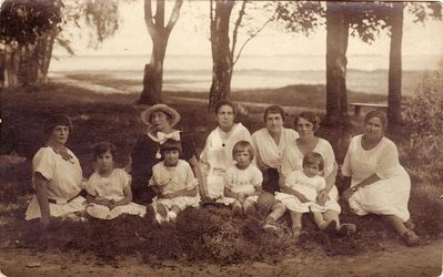 Haapsalu 1922
Schulklepper girls with maids.
First from left - Tatjana (Taube) Schulklepper (?). Girls: Mirjam Schampal (Schulklepper), Stella Schulklepper, 
