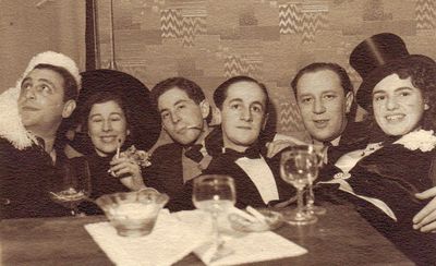 Happy company
Left to right: ?, Miriam (Miki) Schampal (Hoff, nee Schulklepper), Sima Hoff, Lev Kljatschko, Nosson Stark, Mia Kolomoitsev  
