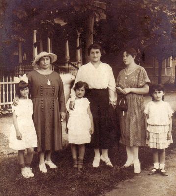 Haapsalu 1922
Left to right: Stella Schulklepper, Zenja Schulklepper (Hait), Miriam Schampal (Schulklepper), maid, maid, Mira Meiler (Pesin) 
