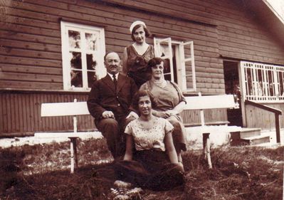 Schulklepper - Võsu, 1932
Dolly (top), Markus, Tatjana, Miriam (bottom) 
