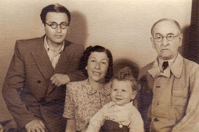 Schampal, Schulklepper - 1949
Left to right: Pavel (Palja) Schampal, Miriam Schampal (Schulklepper), Valeri Schampal, Markus (Maks) Schulklepper
