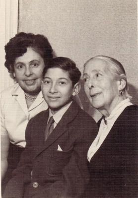 Pavlovski, Schulklepper
Left to right: Sara Pavlovski (Schulklepper), Aron (Arik) Pavlovski, Ester Schulklepper
Keywords: [P]